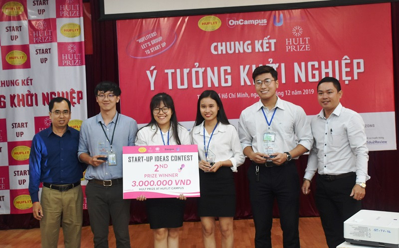 Ban tổ chức trao giải Nhì cho đội BECO với ý tưởng tuyên truyền giáo dục để mọi người biết cách sắp xếp phân loại rác