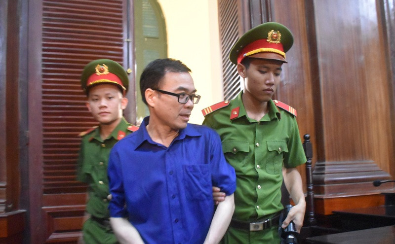 Bị cáo Trương Văn Út được lực lượng an ninh đưa vào phiên tòa. Bị cáo Trương Văn Út được lực lượng an ninh đưa vào phiên tòa.