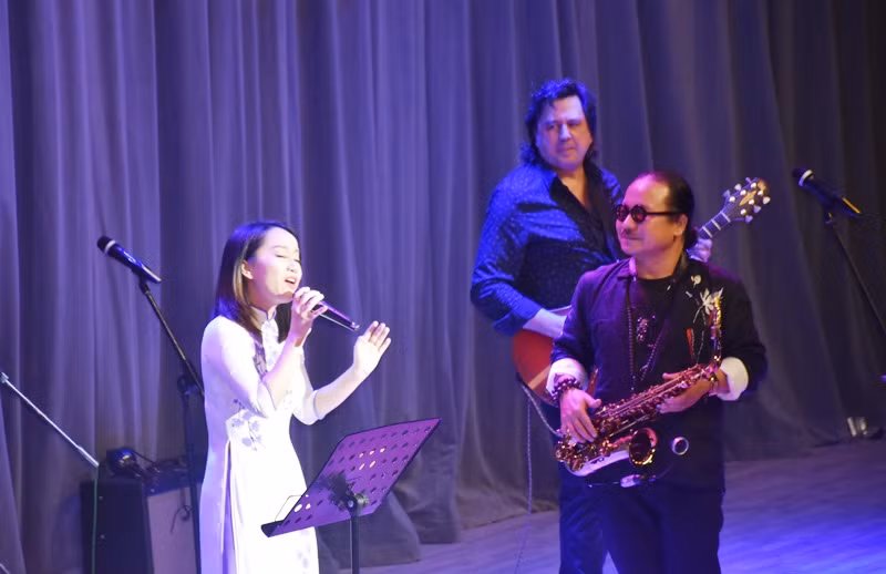 Tiết mục "Người ơi người ở đừng về" của dân ca quan họ Bắc Ninh tạo sự lưu luyến cho cả khán phòng