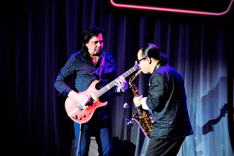 Nghệ sĩ Trần Mạnh Tuấn và nghệ sĩ Dimitry Malotetov cùng song tấu tại đêm nhạc