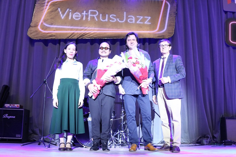 Đại diện ban tổ chức tặng hoa cho hai nghệ sĩ