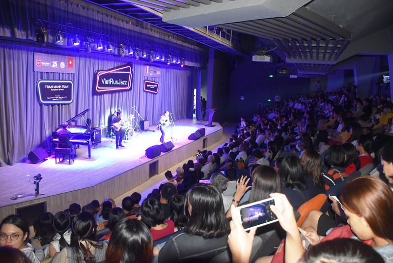 Khán phòng của VLU đông kín chỗ ngồi