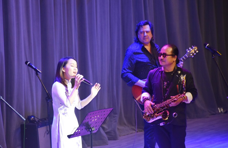 Tiết mục "Người ơi người ở đừng về" của dân ca quan họ Bắc Ninh tạo sự lưu luyến cho cả khán phòng