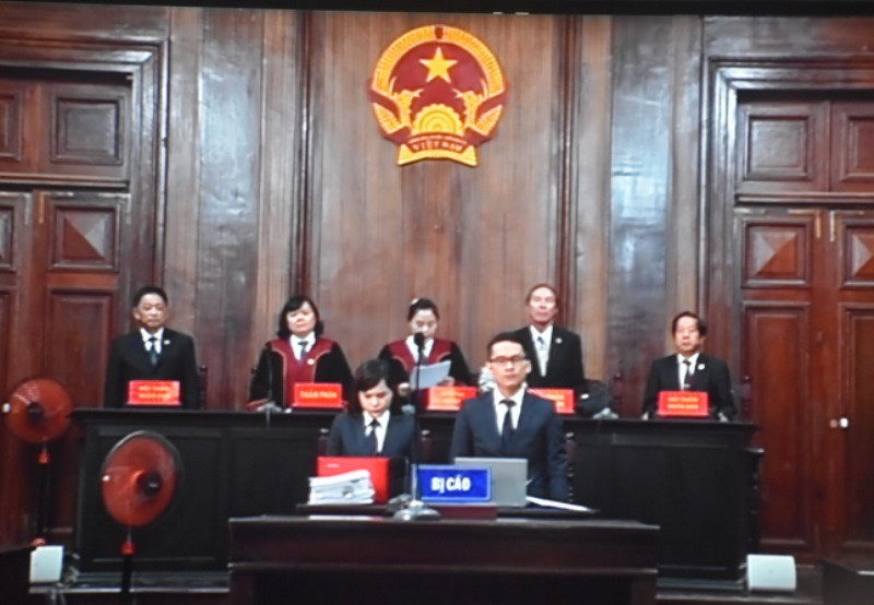 Hội đồng xét xử. Ảnh chụp qua màn hình tivi.