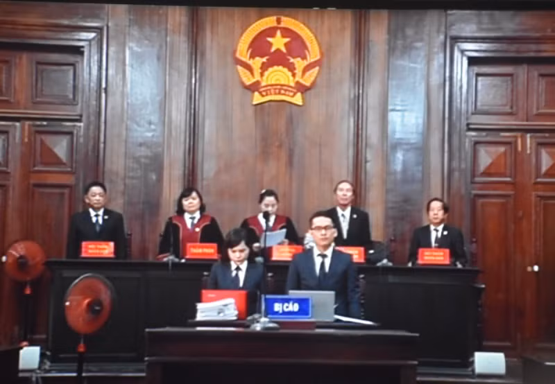 Hội đồng xét xử. Ảnh chụp qua màn hình tivi. Hội đồng xét xử. Ảnh chụp qua màn hình tivi.