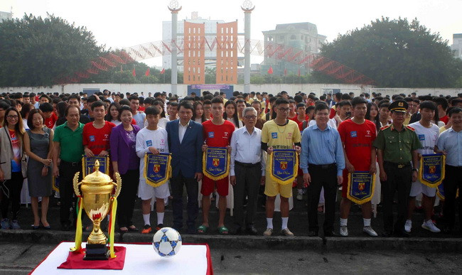 Ban tổ chức trao cờ cho cá đội dự giải Ban tổ chức trao cờ cho cá đội dự giải