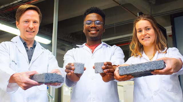 Biến nước tiểu thành gạch xây nhà