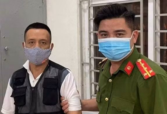 Đối tượng Nguyễn Văn Sáng (bên trái) tại cơ quan công an.