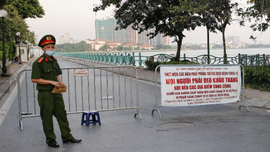 Lực lượng chức năng duy trì chốt khu vực công cộng tuyên truyền, nhắc nhở phòng dịch Covid-19.