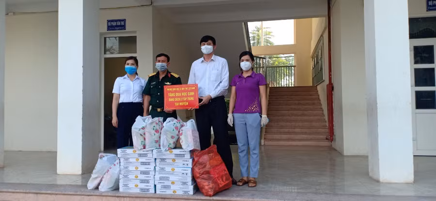 Thầy Vũ Thanh Hải - Trưởng Phòng GD&amp;ĐT Lục Nam thăm và tặng quà các cháu thiếu nhi tại trạm cách ly y tế phòng, chống Covid-19 tại trường TH TT Đồi Ngô số 1.