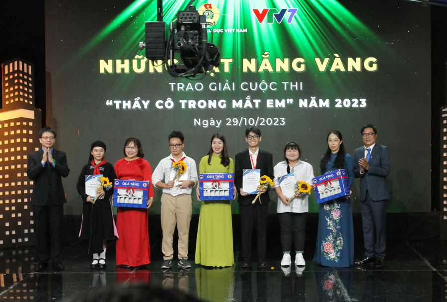 Các tác giả được trao giải Nhất. Các tác giả được trao giải Nhất.