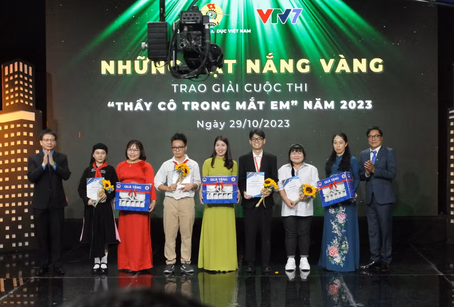 Các tác giả được trao giải Nhất.