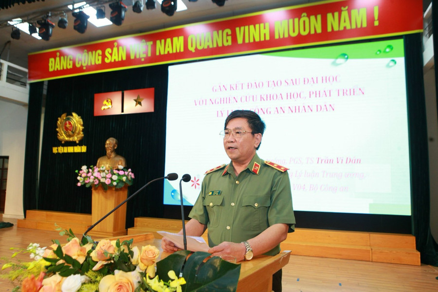 Đại biểu tham luận tại Hội thảo. Đại biểu tham luận tại Hội thảo.