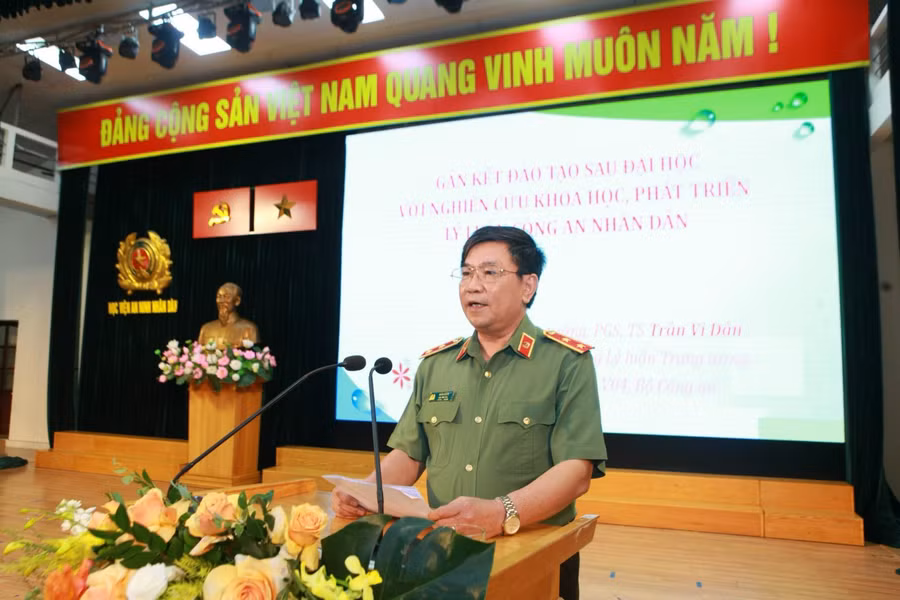 Đại biểu tham luận tại Hội thảo. Đại biểu tham luận tại Hội thảo.