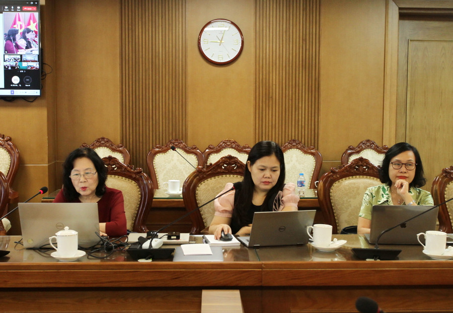 Báo cáo viên trình bày chuyên đề tại hội nghị tập huấn.