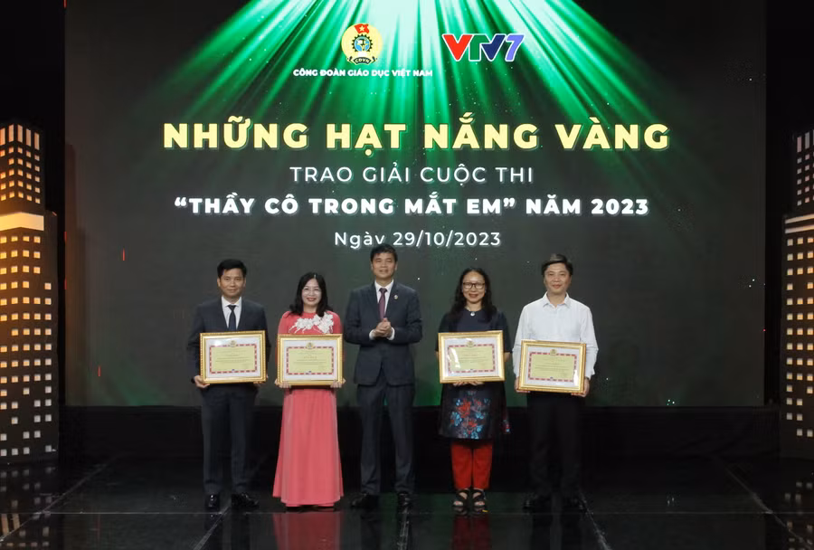 Ban tổ chức trao bằng khen cho các đơn vị có thành tích tổ chức tốt cuộc thi.