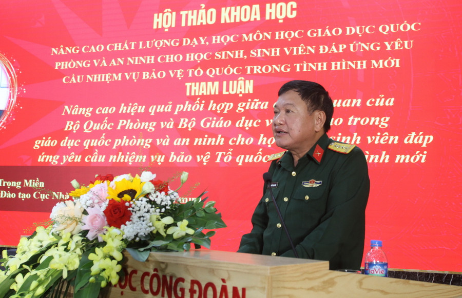 Đại biểu tham luận tại Hội thảo.