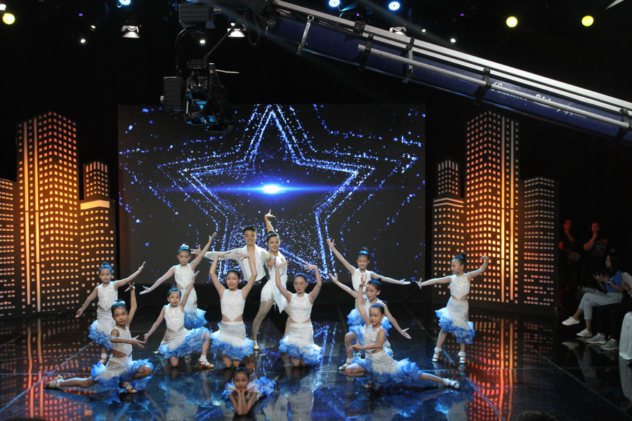 Chương trình gala với nhiều tiết mục văn nghệ hấp dẫn. Chương trình gala với nhiều tiết mục văn nghệ hấp dẫn.