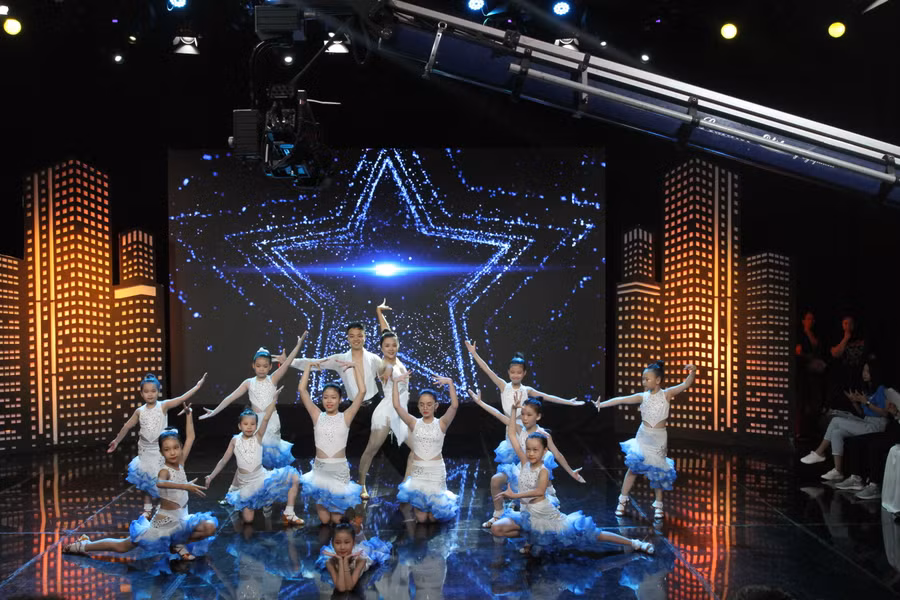 Chương trình gala với nhiều tiết mục văn nghệ hấp dẫn.