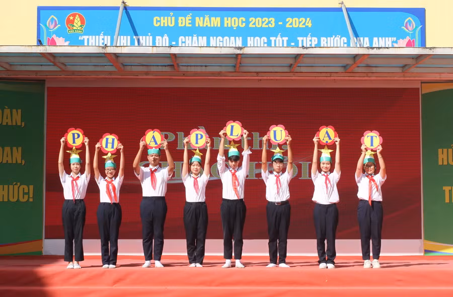 Học sinh quận Hoàng Mai hưởng ứng ngày Pháp luật Việt Nam.