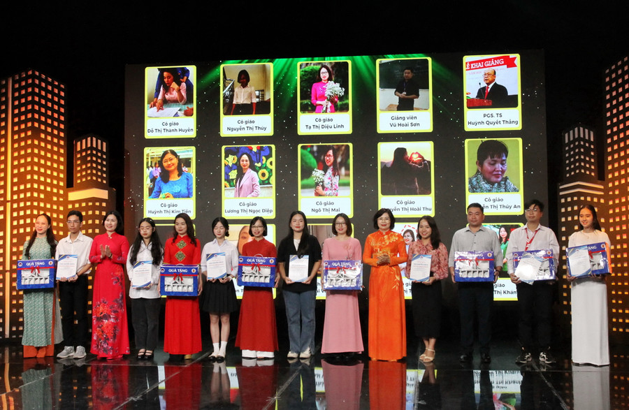 Các tác giả được trao giải khuyến khích. Các tác giả được trao giải khuyến khích.