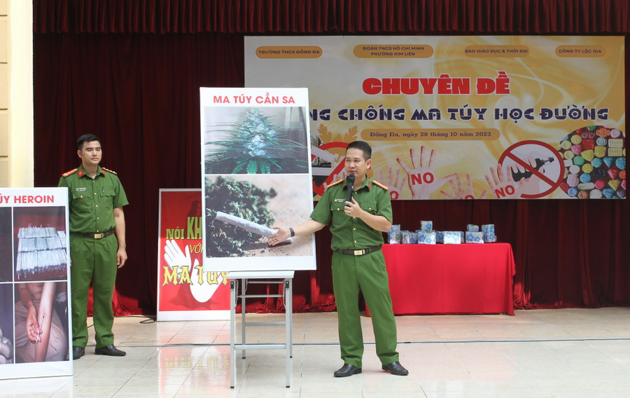 Báo cáo viên hướng dẫn học sinh nhận diện các loại ma túy.