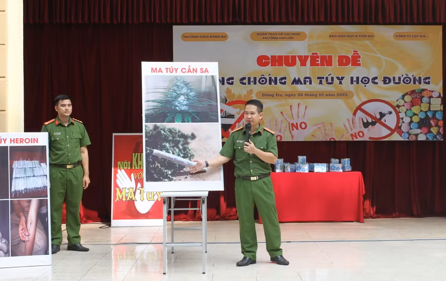 Báo cáo viên hướng dẫn học sinh nhận diện các loại ma túy.