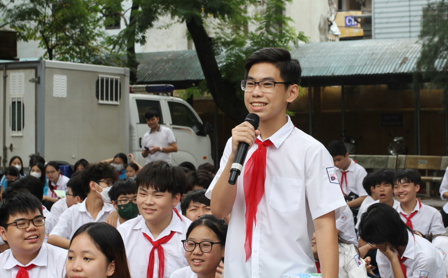 Học sinh trả lời những câu hỏi về các hình thức phòng chống ma túy.