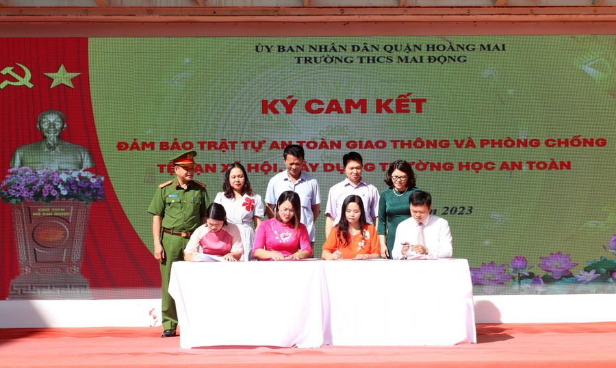 Ký kết phối hợp thực hiện đảm bảo trật tự an toàn giao thông, phòng chống tệ nạn xã hội, xây dựng trường học an toàn. Ký kết phối hợp thực hiện đảm bảo trật tự an toàn giao thông, phòng chống tệ nạn xã hội, xây dựng trường học an toàn.