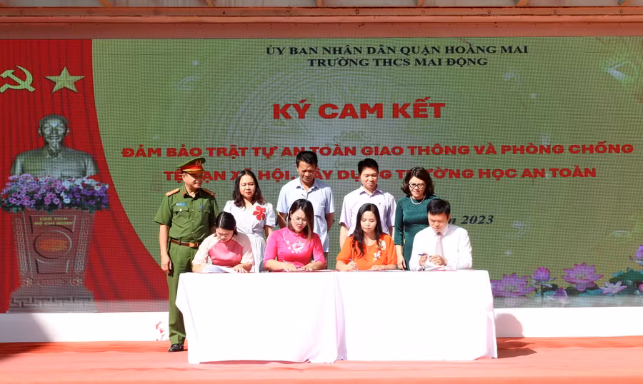 Ký kết phối hợp thực hiện đảm bảo trật tự an toàn giao thông, phòng chống tệ nạn xã hội, xây dựng trường học an toàn.