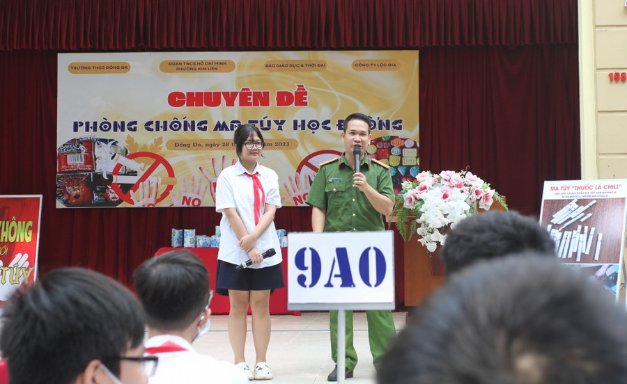 Báo cáo viên lồng ghép các câu hỏi giúp các bạn học sinh giao lưu và nhận những phần quà của chương trình.