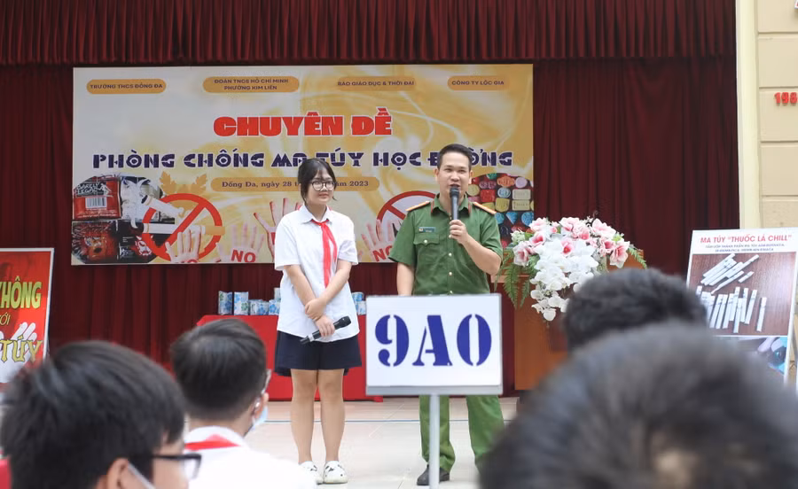 Báo cáo viên lồng ghép các câu hỏi giúp các bạn học sinh giao lưu và nhận những phần quà của chương trình.