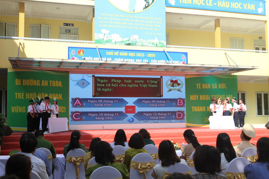 Học sinh tham gia trò chơi Rung chuông vàng tìm hiểu kiến thức pháp luật. Học sinh tham gia trò chơi Rung chuông vàng tìm hiểu kiến thức pháp luật.