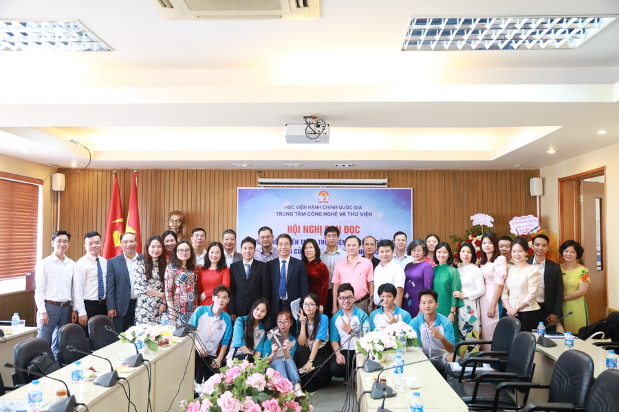 Các đại biểu dự và chụp ảnh lưu niệm tại hội nghị. Các đại biểu dự và chụp ảnh lưu niệm tại hội nghị.