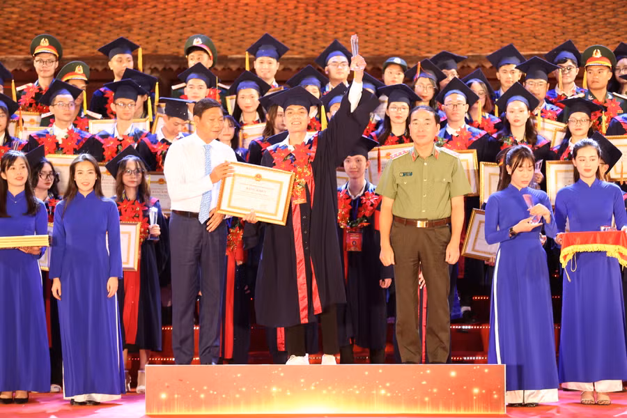 Phương Công Thắng vinh dự đón nhận Bằng khen của Chủ tịch UBND TP Hà Nội.