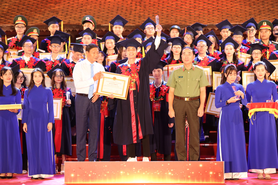 Phương Công Thắng vinh dự đón nhận Bằng khen của Chủ tịch UBND TP Hà Nội. Phương Công Thắng vinh dự đón nhận Bằng khen của Chủ tịch UBND TP Hà Nội.