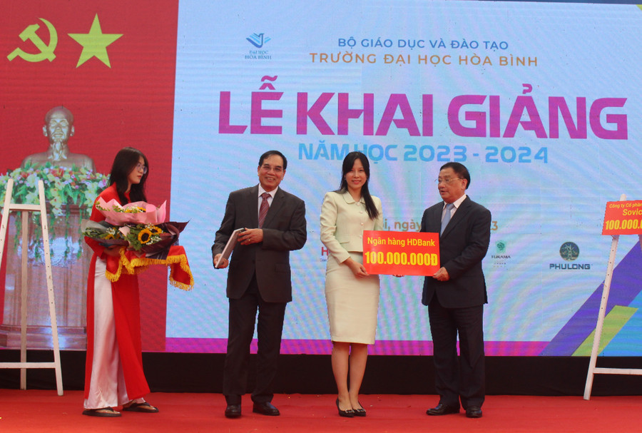 Ngân hàng HDBank trao học bổng cho năm học 2023 - 2024.