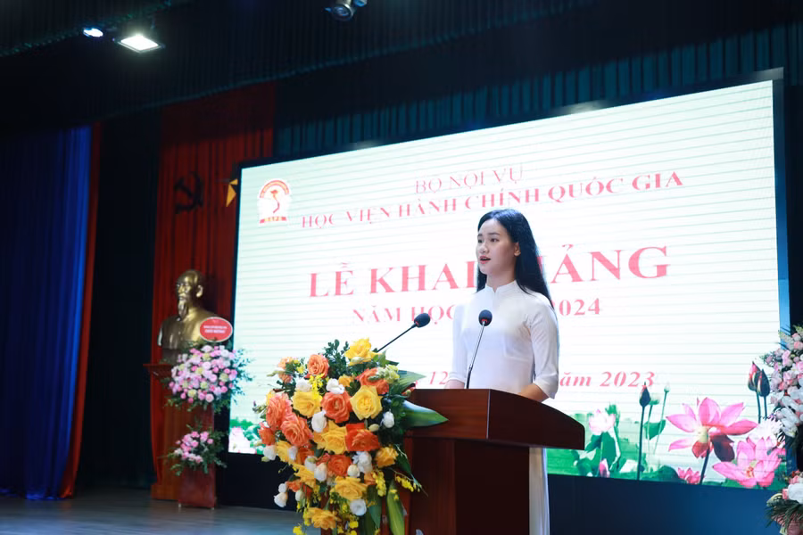 Tân sinh viên Lưu Thùy Linh phát biểu tại lễ khai giảng.