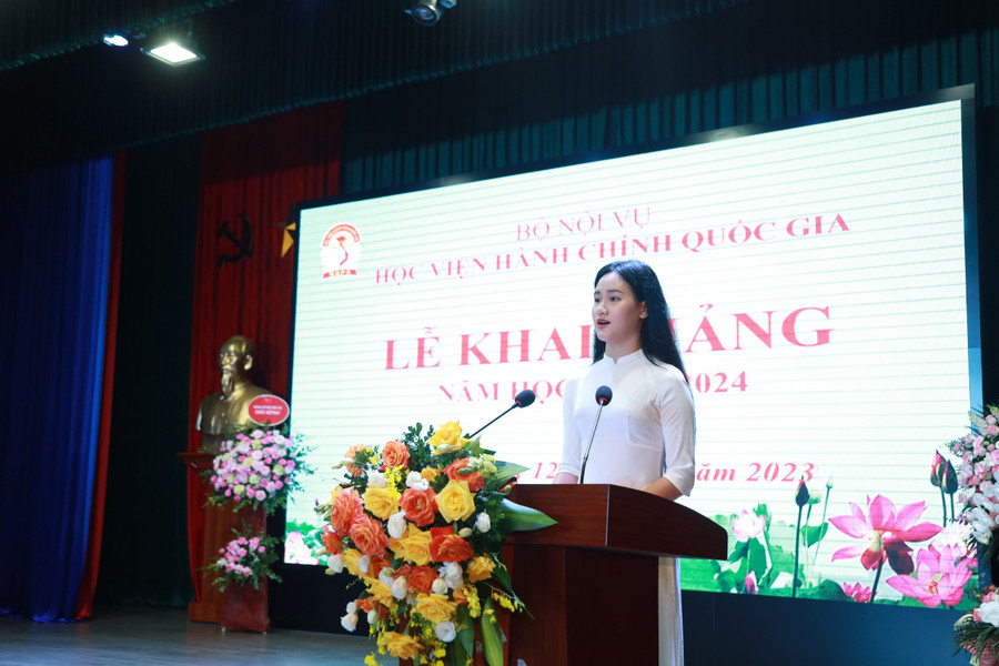 Tân sinh viên Lưu Thùy Linh phát biểu tại lễ khai giảng. Tân sinh viên Lưu Thùy Linh phát biểu tại lễ khai giảng.