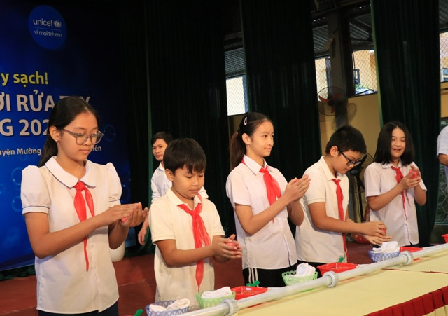 Học sinh Trường THCS thị trấn Mường Ảng thực hiện rửa tay với xà phòng.