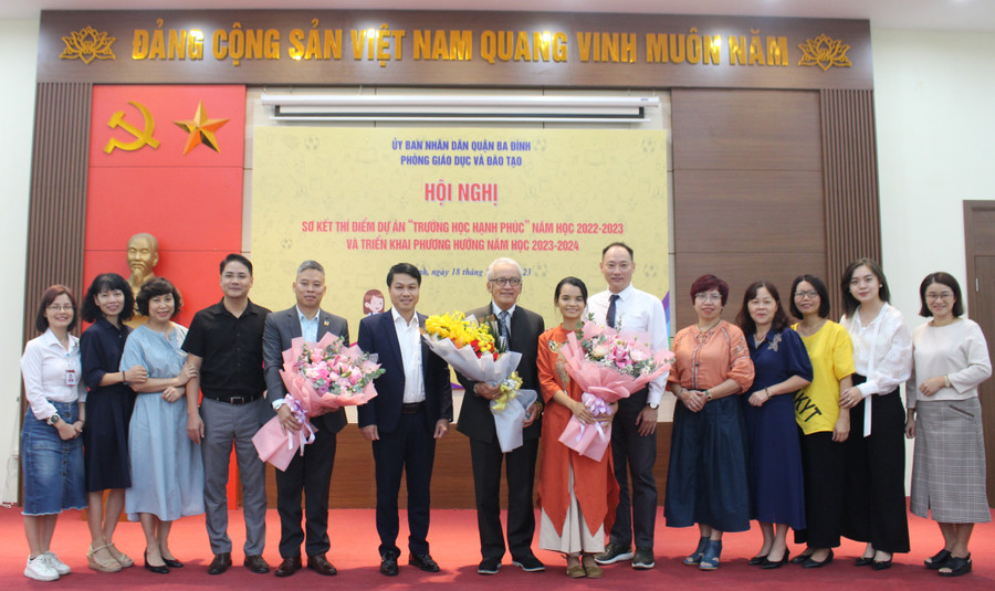 Đại diện ngành GD&ĐT quận Ba Đình tặng hoa và chụp ảnh lưu niệm với GS.TS Hà Vĩnh Thọ - Chủ tịch Hiệp hội Eurasia và các đại biểu. Đại diện ngành GD&ĐT quận Ba Đình tặng hoa và chụp ảnh lưu niệm với GS.TS Hà Vĩnh Thọ - Chủ tịch Hiệp hội Eurasia và các đại biểu.