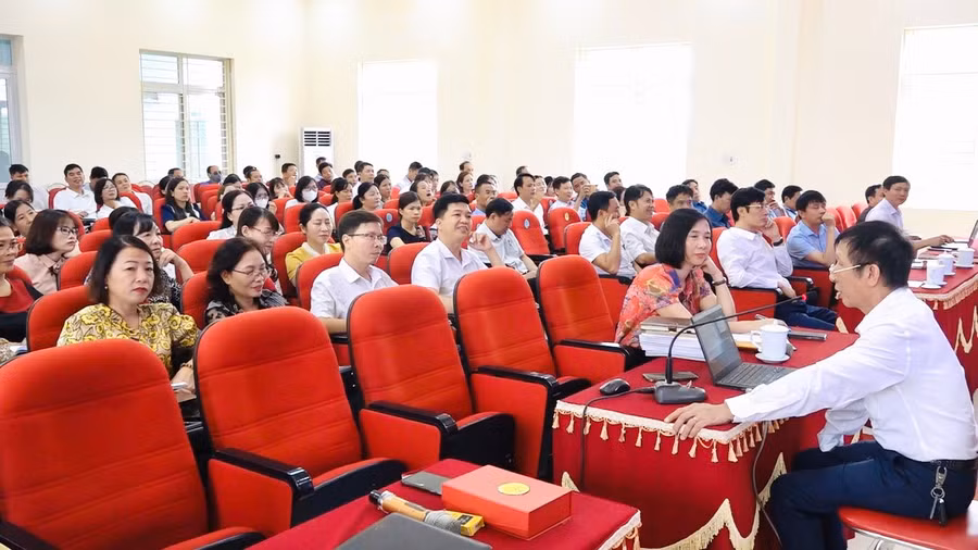 Nhà giáo Vi Mạnh Tường - giáo viên Toán (Trường THCS Giảng Võ) chia sẻ, thảo luận nâng cao chất lượng môn Toán.