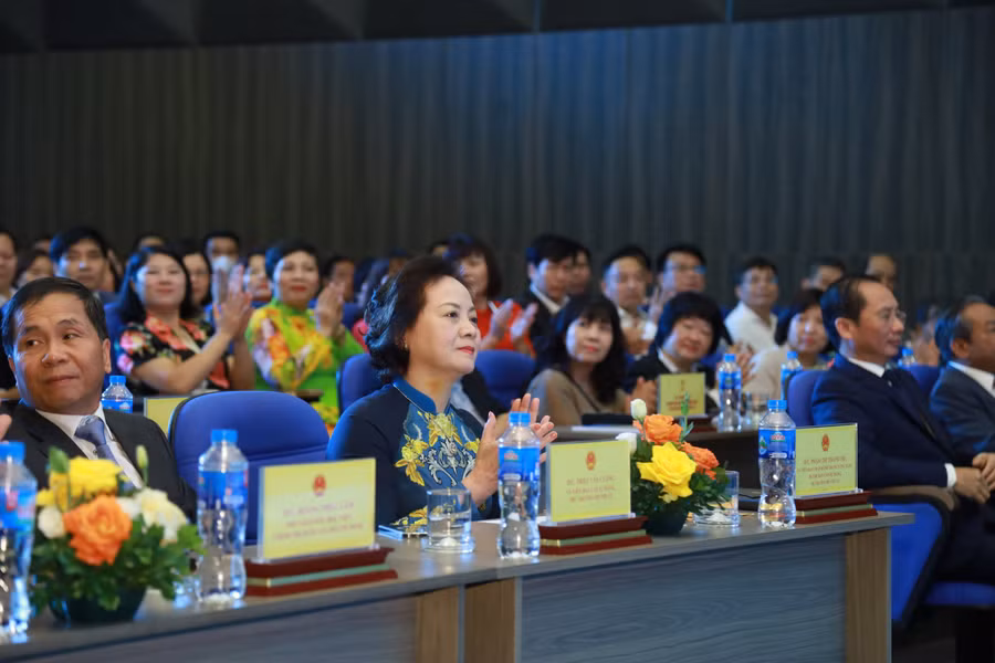 Đại biểu dự khai giảng năm học mới.