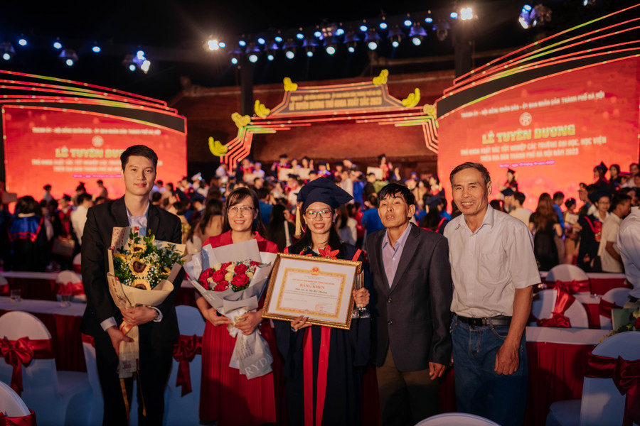 Lê Thị Mai Phương cùng cô giáo và người thân trong ngày vinh danh thủ khoa xuất sắc. Lê Thị Mai Phương cùng cô giáo và người thân trong ngày vinh danh thủ khoa xuất sắc.