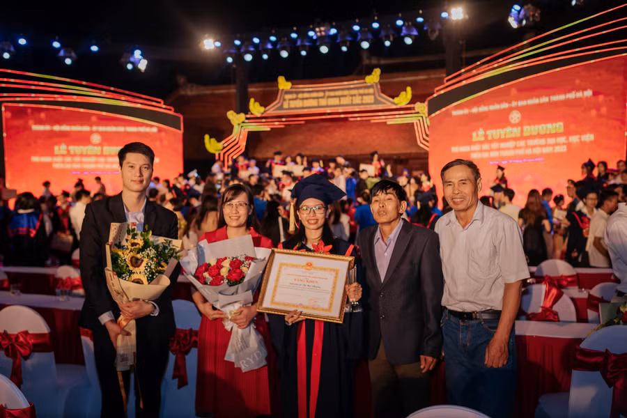 Lê Thị Mai Phương cùng cô giáo và người thân trong ngày vinh danh thủ khoa xuất sắc. Lê Thị Mai Phương cùng cô giáo và người thân trong ngày vinh danh thủ khoa xuất sắc.