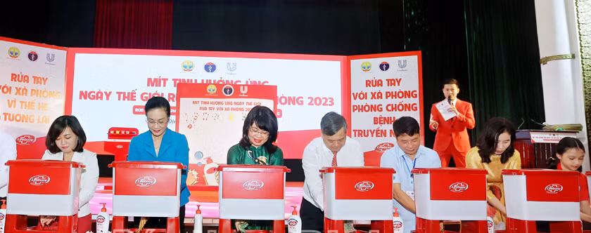 PGS. TS. Lương Mai Anh và các đại biểu thực hiện nghi thức hưởng ứng rửa tay với xà phòng.