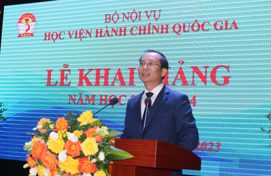 PGS. TS Nguyễn Bá Chiến - Giám đốc Học viện Hành chính Quốc gia đọc diễn văn khai giảng. PGS. TS Nguyễn Bá Chiến - Giám đốc Học viện Hành chính Quốc gia đọc diễn văn khai giảng.