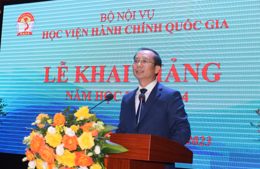 PGS. TS Nguyễn Bá Chiến - Giám đốc Học viện Hành chính Quốc gia đọc diễn văn khai giảng.