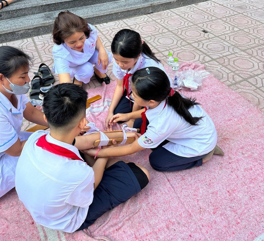 Học sinh được trang bị kiến thức về sơ cứu khi bị thương. Học sinh được trang bị kiến thức về sơ cứu khi bị thương.