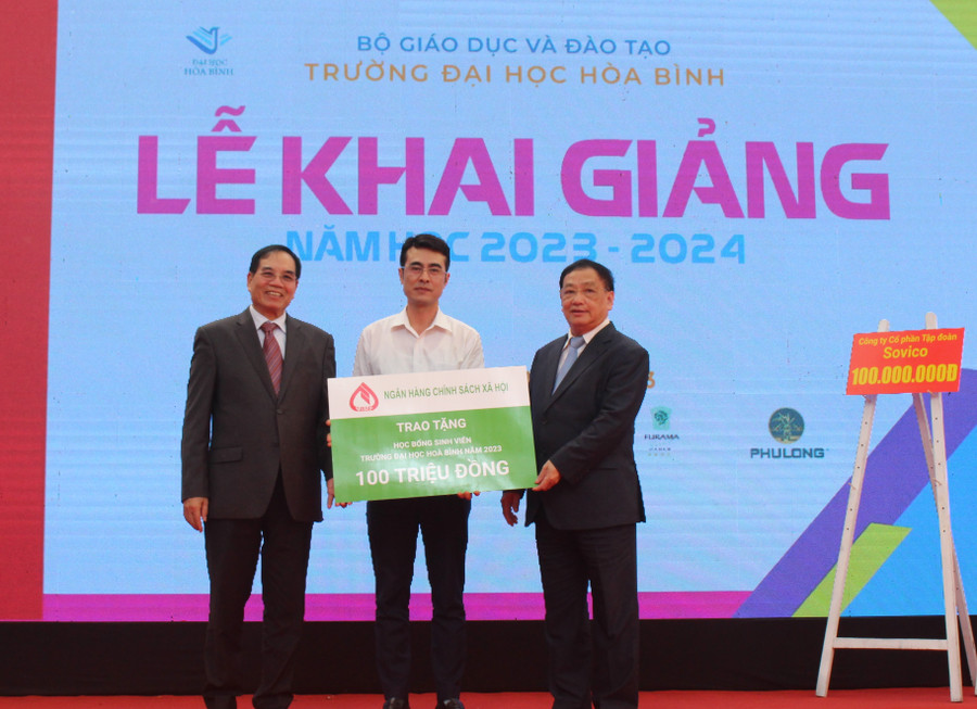 Ngân hàng chính sách xã hội trao tặng học bổng cho năm học 2023 - 2024.